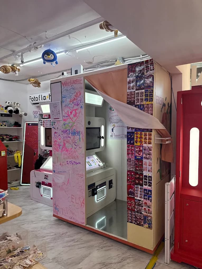 Photobooth studio at imizzu with a doodled wall, photo strips, and hanging plush